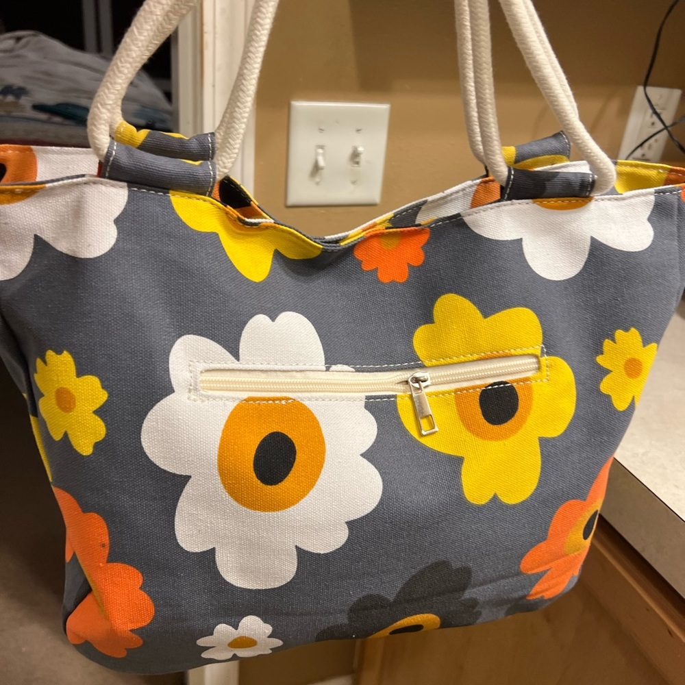 Unique Tote cloth new without tags